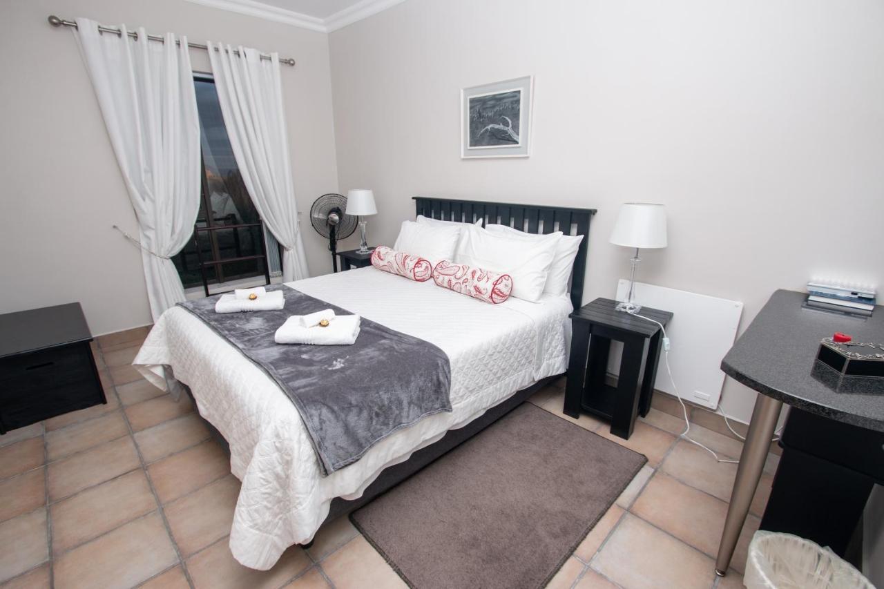 Van Den Berg'S Guesthouse Bettys Bay Exterior photo